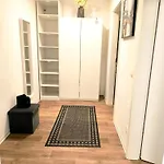 Appartement Modernes City-appartement Mit Separatem Schlafzimmer *