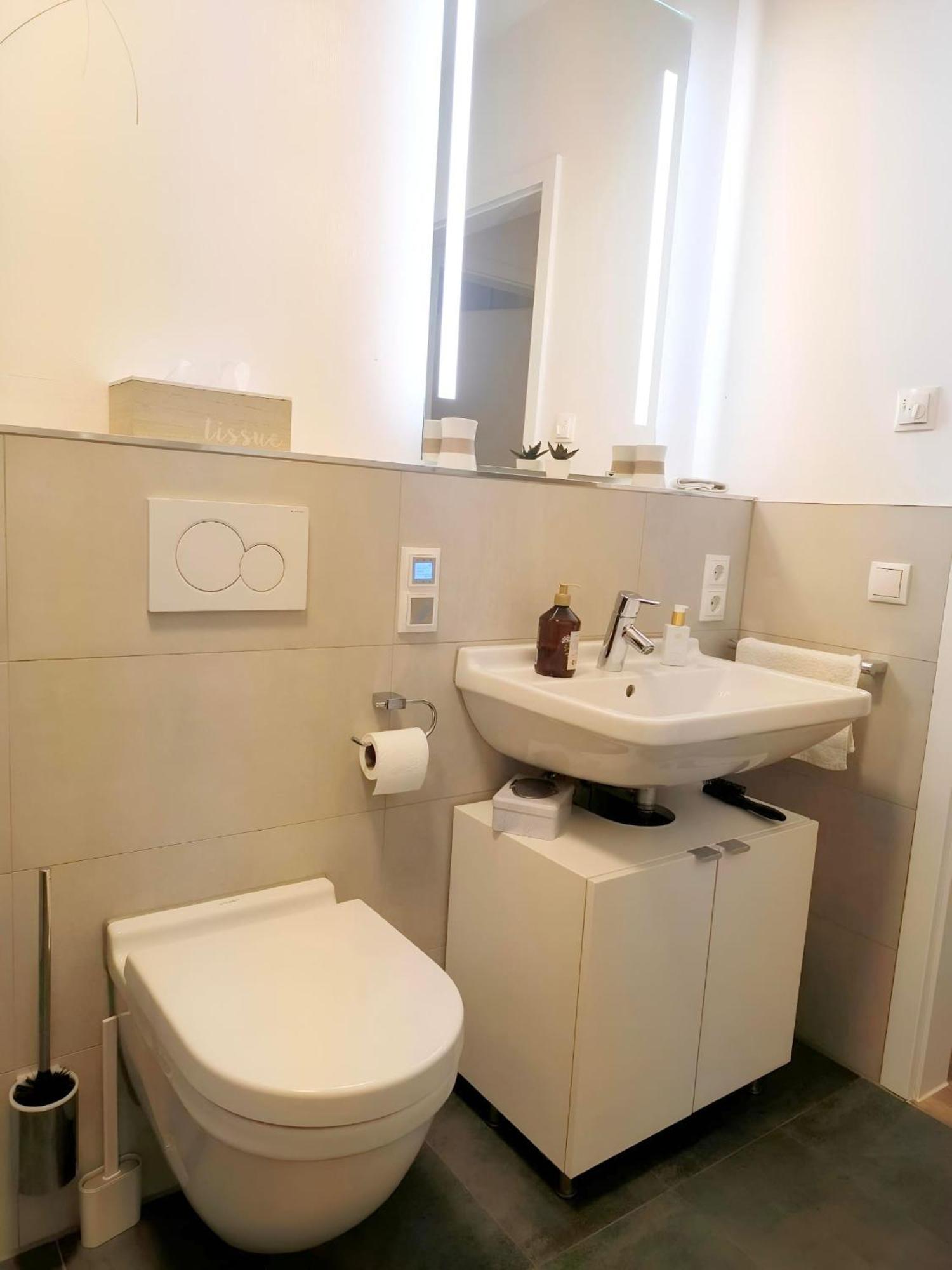 Modernes City-appartement Mit Separatem Schlafzimmer *